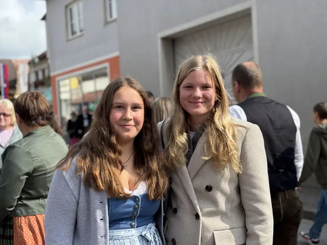 Martina und Julia Heindl gratulierten den frisch gekrönten Dindlhoheiten. | Foto: Lina Chalusch