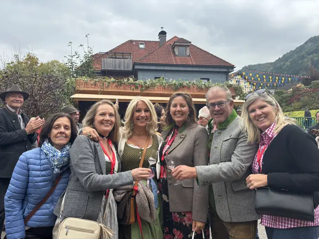 Astrid Kandler, Catrin Haas, Dori Wieder, Josef Heigl, Sylvia Sacher-Heigl genossen den Dirndlkirtag inklusive Verkostung der regionalen Schmankerl. | Foto: Lina Chalusch