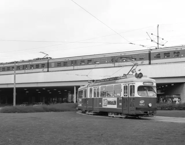 Linie 81 als Sonderlinie am Praterstern mit Type E1-c3 im März 1987, oben Schnellbahnstation mit Schnellbahn. (Archiv) | Foto: Wiener Linien
