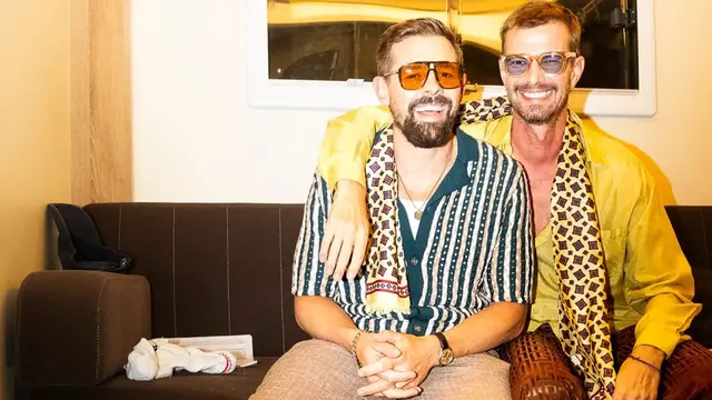 Klaas Heufer-Umlauf und Joko Winterscheidt verschenkten in ihrer neuen Sendung insgesamt 100.000 Euro. | Foto: Joyn/Jan Zappner