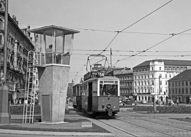Zug der Linie 58 mit der Type A beim Westbahnhof, Kreuzung Mariahilfer Straße Gürtel, 1953. (Archiv) | Foto: Wiener Linien