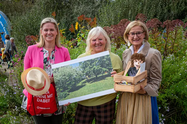 Landeshauptfrau Johanna Mikl-Leitner und Sandra Schütz (MeinBezirk NÖ) gratulierten Maria Hoffmann. | Foto: Natur im Garten / Johannes Ehn