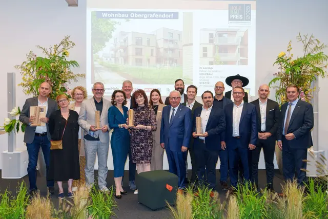 Kategorie „Wohnbau“:

Zahlreiche Gratulanten wie LR Christiane Teschl-Hofmeister und WKNÖ-Präsident Wolfgang Ecker freuten sich mit dem erfolgreichen Auftraggeber Alpenland Gemeinnützige Bau-, Wohn- und Siedlungsgenossenschaft, den Planern MAGK Architekten, Statiker Wolfgang Billensteiner und dem Errichter-Team der Rubner Holzbau GmbH. | Foto: Josef Bollwein