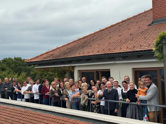 Das ganze Team des Steirerhofs ließ den Jubilar an seinem 65. Geburtstag ordentlich hochleben. | Foto: Der Steirerhof