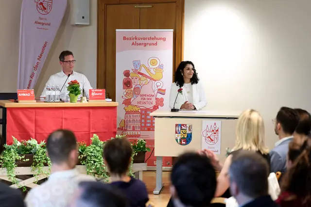 Saya Ahmad dankte den scheidenden Bezirksrätinnen und Bezirksräten.  | Foto: BV9