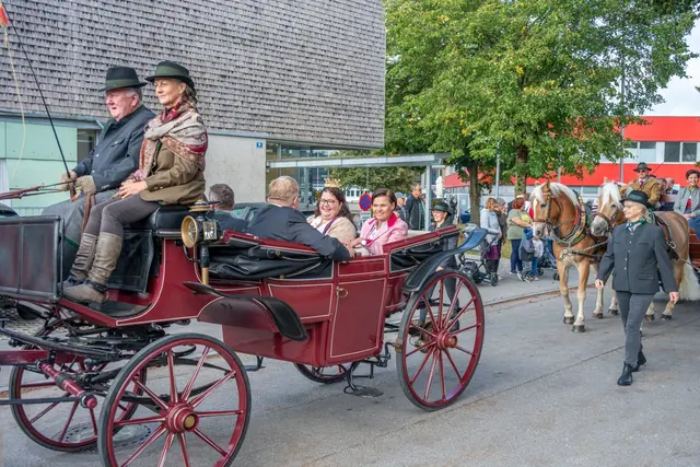 Bürgermeisterin Tanja Kreer genoss die Kutschenfahrt am Michaelimarkt in Straßwalchen. | Foto: Foto.Neuhofer.net
