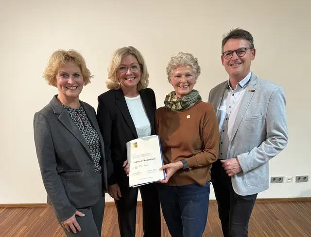 Das „Goldene Ehrenzeichen der Volkspartei Niederösterreich“ überreichte BPO Franz Linsbauer an die langjährige ehemalige Vizebürgermeisterin Margit Koch. Bgm. Margarete Jarmer und GPO Dr. Beate Fidesser-Metzger (v.l.) gratulierten herzlich. | Foto: Herbert Gschweidl