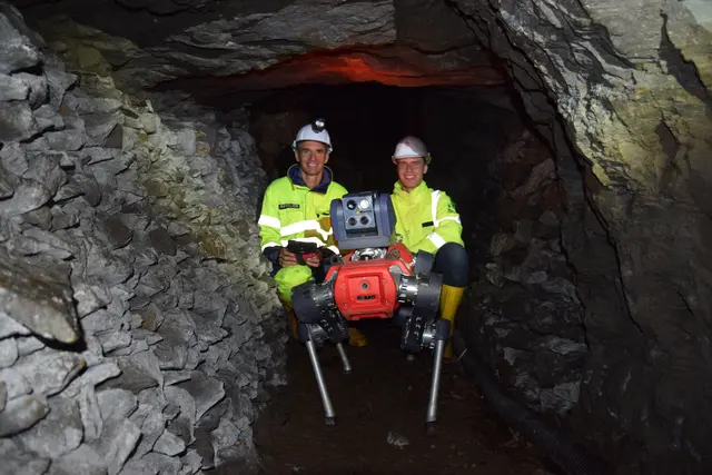 Philipp Hartlieb und Philipp Kogler mit ihrem entwickelten Roboter. | Foto: MeinBezirk / Leonie Herrmann