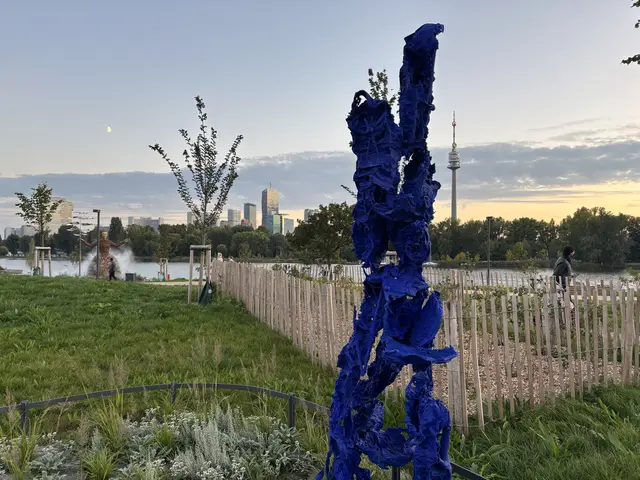 "Blue Lumes" von Karl Karner. | Foto: Michael Marbacher/MeinBezirk