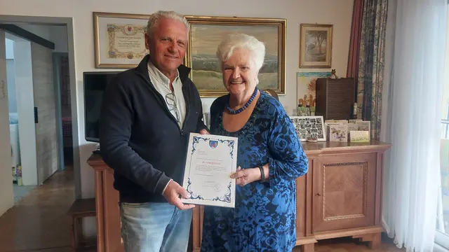 Bürgermeister Johann Köck (ÖVP) gratulierte Lore Sorgner aus Schönabrunn recht herzlich. | Foto: Gemeinde Prellenkirchen