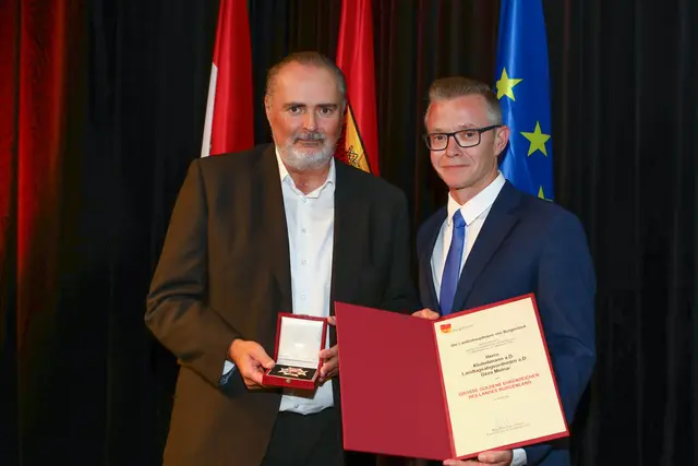 Landeshauptmann Hans Peter Doskozil übergab im festlichen Ambiente des KUZ Mattersburg die Ehrenzeichen Gaza Molnár.  | Foto: Landesmedienservice Burgenland