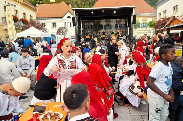 Neben den Künstlerinnen und Künstlern fanden sich zahlreiche Besucherinnen und Besucher ein. | Foto: Richard Pflanzl