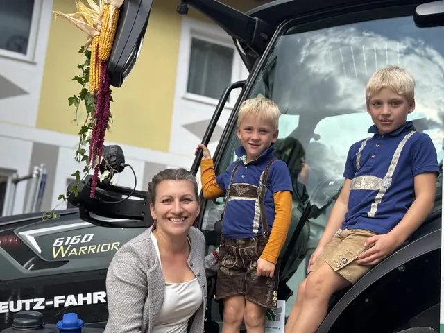 Den Fugger-"Buam" taugte besonders die fahrbare Dekoration des Kirtages. | Foto: Lina Chalusch