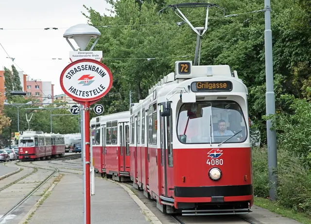 Linie 72 mit E2-c5 Garnitur in Kaiser Ebersdorf, September 2013. (Archiv) | Foto: Wiener Linien/Helmer