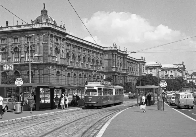 Zug der Linie 58 mit der Type E bei der Mariahilferstraße/ Zweierlinie, im Hintergrund das Kunsthistorische Museum, August 1967. (Archiv) | Foto: Wiener Linien