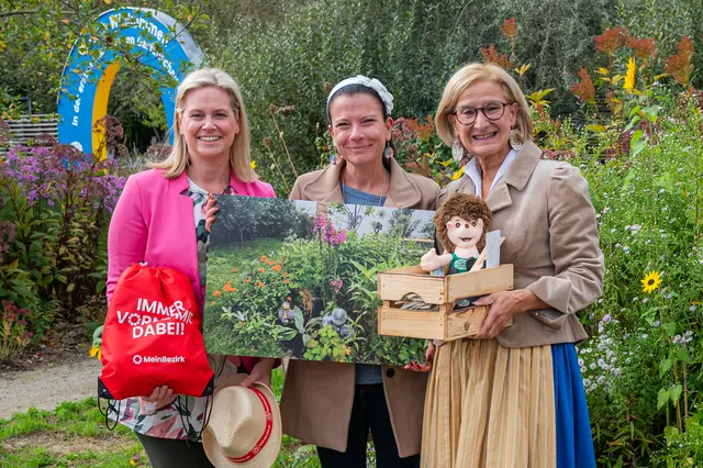 Landeshauptfrau Johanna Mikl-Leitner und Sandra Schütz (MeinBezirk NÖ) gratulierten Iris Millonig. | Foto: Natur im Garten / Johannes Ehn