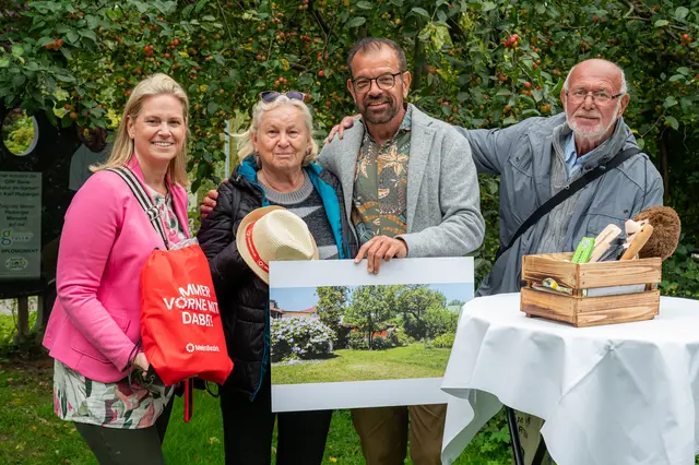 Karl Ploberger und Sandra Schütz gratulierten Familie Hartl. | Foto: Natur im Garten / Johannes Ehn
