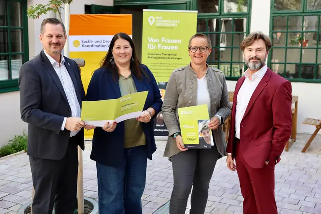 (v.l.n.r.) Bezirksvorsteher Favoriten Marcus Franz, Vizebürgermeisterin und Frauenstadträtin Kathrin Gaál (beide SPÖ), Geschäftsführerin des SHH und Leiterin der Einrichtung Barbara Schreder-Gegenhuber, Koordinator für Psychiatrie, Sucht- und Drogenfragen der Stadt Wien Ewald Lochner. | Foto: Stadt Wien/Martin Votava