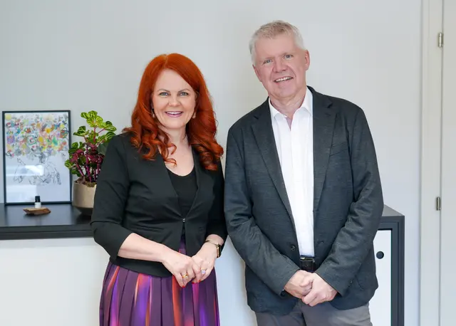 Cornelia Hagele gratulierte Gert Mayer, dem neuen Rektor der Medizinischen Universität Innsbruck, zu seiner Wahl. | Foto: Land Tirol/Neuner