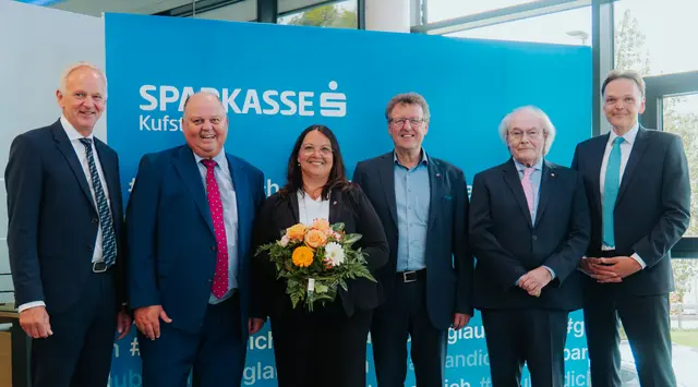 Die Eröffnung der neuen Sparkassenfiliale Kirchbichl-Angath wurde mit Spenden an die Freiwilligen Feuerwehren von Kirchbichl, Bruckhäusl, Kastengstatt, Angath und Angerberg verbunden. Im Bild v.l.n.r. Vorstandsdirektor Klaus Felderer, BM Herbert Rieder (Kirchbichl), BM Sandra Madreiter-Kreuzer (Angath), BM Walter Osl (Angerberg), Sparkassen-Präsident Siegfried Günther und Vorstandsdirektor Otto Dialer. | Foto: Sparkasse