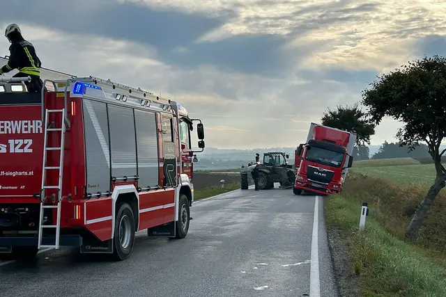 Der LKW stand in bedrohlicher Schieflage im Straßengraben. | Foto: FF Groß Siegharts