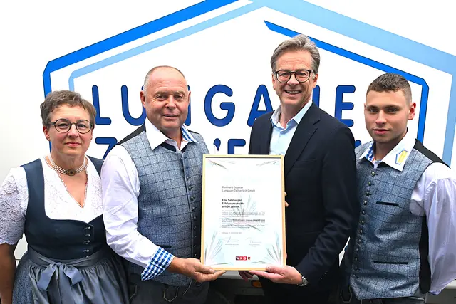 Gertrude Doppler, Reinhard Doppler, WK-Lungau Obmann Wolfgang Pfeifenberger und Thomas Doppler bei der Überreichung der Auszeichung | Foto: Josef Bodner