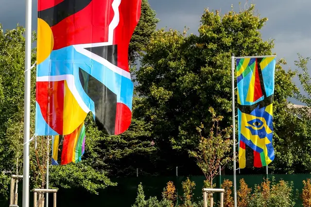 "Windbilder" sind die Fahnen von Monika GilSing, die im Park verstreut sind.  | Foto: MA45/Christian Fürthner