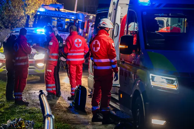Die Einsatzkräfte versorgen den Schwerverletzten und brachten ihn dann ins Krankenhaus. | Foto: TEAM FOTOKERSCHI