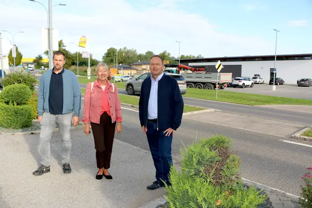 Zebrastreifen, 30er-Zonen vor Schulen und Kindergärten: Die Stadträte Thomas Bäuml, Astrid Taschner und Bürgermeister Thomas Ram fordern schärfere Maßnahmen. | Foto: Stadtgemeinde Fischamend