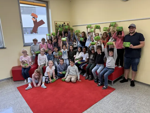 Abfallberater Dominik Tischlinger (re.) mit den Schülerinnen und Schülern der Volksschule Promenade.
 | Foto: SBS