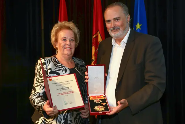 Landtagspräsidentin a.D. Verena Dunst erhielt mit dem Komturkreuz mit Stern die höchste Auszeichnung des Landes.  | Foto: Landesmedienservice Burgenland