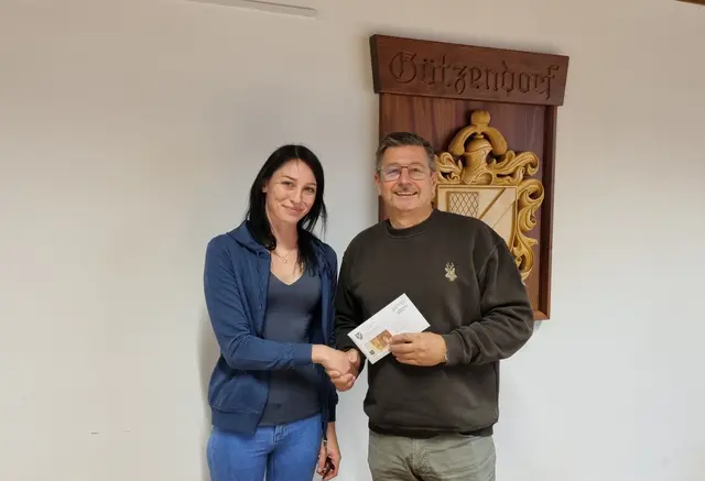 Michelle Hatz erhält eine erste Soforthilfe der Gemeinde Götzendorf von Bürgermeister Kurt Wimmer (ÖVP).  | Foto: Gemeinde Götzendorf
