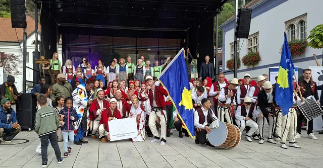 120 Künstlerinnen und Künstler aus aller Welt trafen sich zu einem bunten Fest am Kapfenberger Hauptplatz. | Foto: Richard Pflanzl