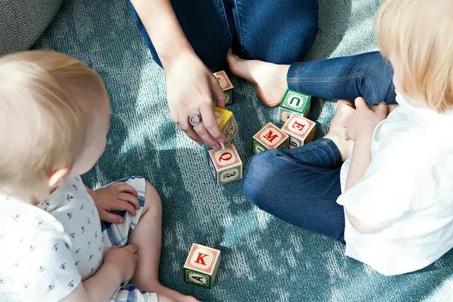 Im Eltern-Kind-Treff können sich Familien mit Kindern von 0 bis 10 Jahren austauschen und miteinander spielen. | Foto: Unsplash/M. Howenstine