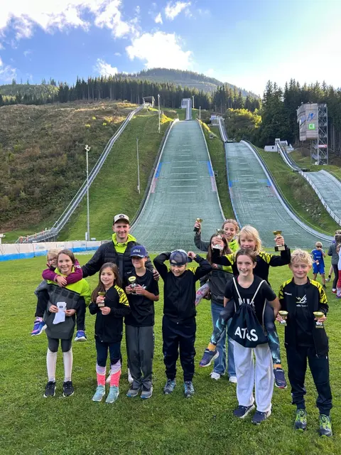 Trainer Philipp Haagen blickt mit seiner Mannschaft auf ein erfolgreiches Wochenende zurück. | Foto: ESV Nordic Team Mürz