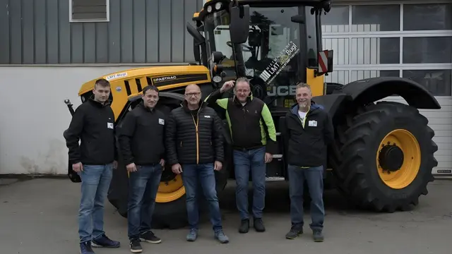 Gerald Kerschbaumer (2. v. l.) hat im Juli 2024 die Gollob GmbH in Niklasdorf übernommen und ist heuer für den "Follow me" Award der Wirtschaftskammer nominiert.  | Foto: KFZ Gollob