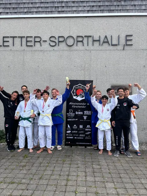 Die Sportlerinnen und Sportler sowie das Trainerteam des Vereins United Judoka Pinzgau haben allen Grund zum Feiern – es wurden bei den Salzburger Judo-Landesmeisterschaften zahlreiche Medaillen gesammelt. | Foto: United Judoka Pinzgau