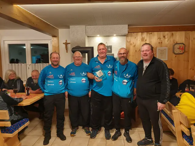 Das ist diee Siegermannschaft der Außerferner Sommerliga, der SC Breitenwang 1, mit Bezirksobmann Hubert Gruber. | Foto: Stocksport Außerfern