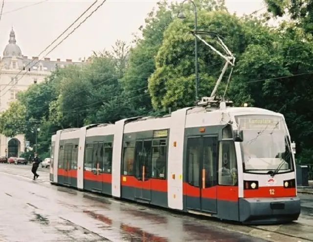 Eine Niederflurstraßenbahn, fotografiert vor dem österreichischen Parlament in Wien im Juli 2003. (Archiv) | Foto: Wikimedia Commons/Kurt Forstner