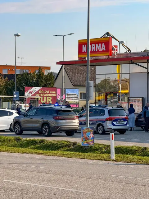Rauferei vor der Norma-Filiale in Wels-Pernau: Mitarbeiter und Passanten stoppen einen Dieb, der dabei war, Lebensmittel zu stehlen. | Foto: laumat.at