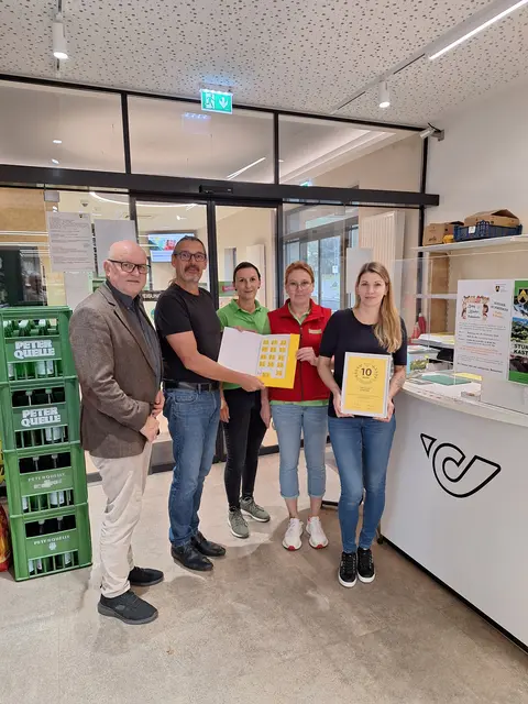 Zehn Jahre Postpartner: Ferdinand Groß, Andreas Weber, Hanna Kadisch und Sonja Matzl sowie Michaela Fischer (v. l.) | Foto: Österreichische Post