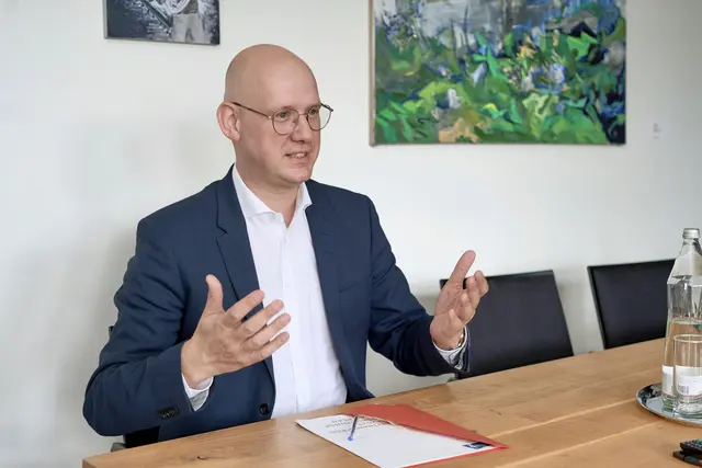 Letzte Woche übernahm Wirtschaftsstadtrat Thomas Gegenhuber (SPÖ) auch die Finanzagenden. Vor ihm liegt jetzt mit der Erstellung des neuen Budgets eine große Aufgabe. | Foto: Stadt Linz/Brugger