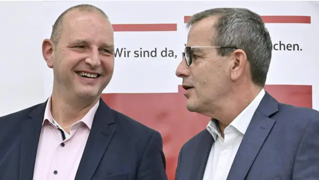 Das Angebot der Regierung sei "ungenügend", so Quin. Konkrete Zahlen nannte er nicht. Auch younion-Chef Christian Meidlinger war anwesend und unterstrich die Geschlossenheit der Gewerkschaftsseite. | Foto: APA/HANS KLAUS TECHT