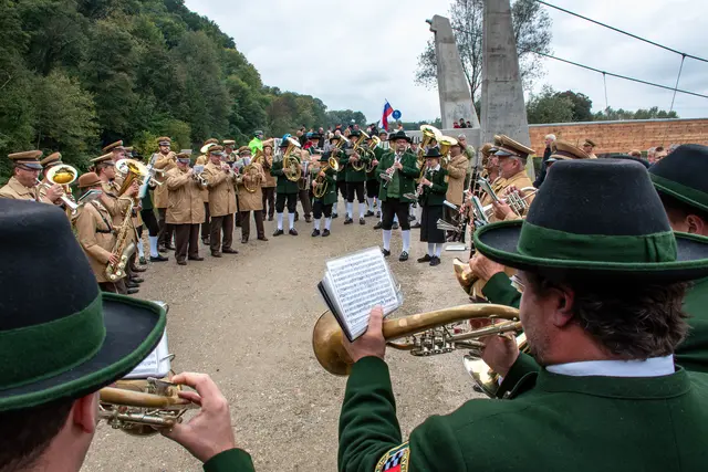 Die Blasmusikkapellen aus Šentilj und Spielfeld umrahmten die Brückeneröffnung musikalisch. | Foto: Alle Fotos: Günter Simmerl