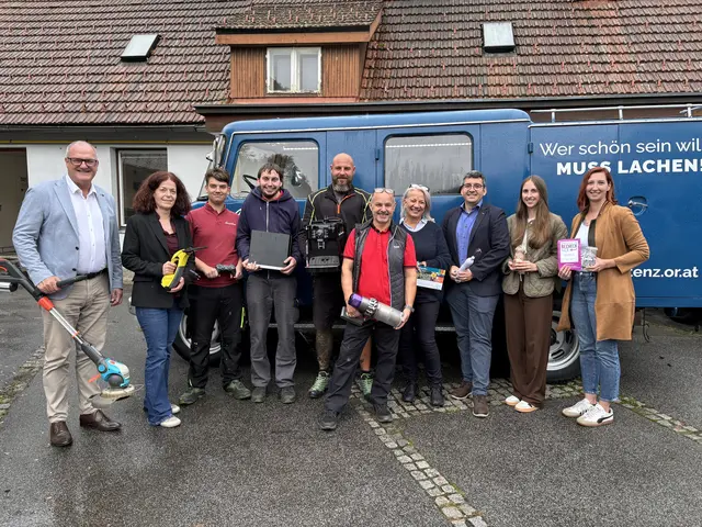 V.l.: Obmann Bgm. Volker Vehovec (l.) und Ingrid Winter (2.v.l., Abteilung A14 Abfall- und Ressourcenwirtschaft Land Steiermark) mit den Teilnehmerinnen und Teilnehmern des Kompetenzzentrums Leibnitz | Foto: MeinBezirk/B. Gady