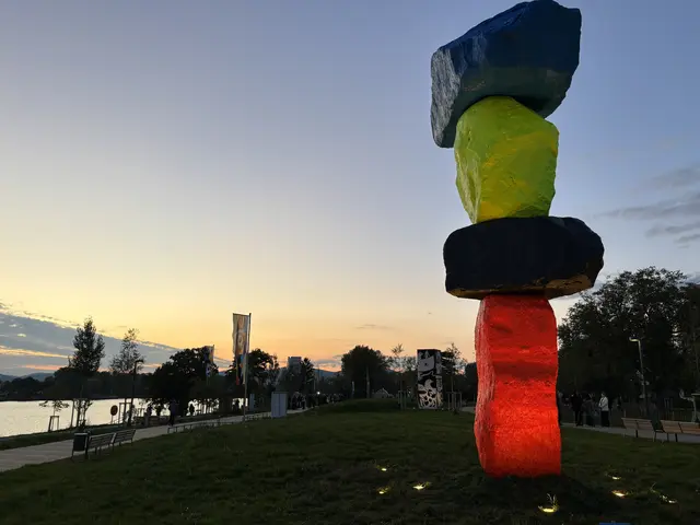 "Vienna Mountain" von Ugo Rondinone leuchtet nachts eindrucksvoll. | Foto: Michael Marbacher/MeinBezirk