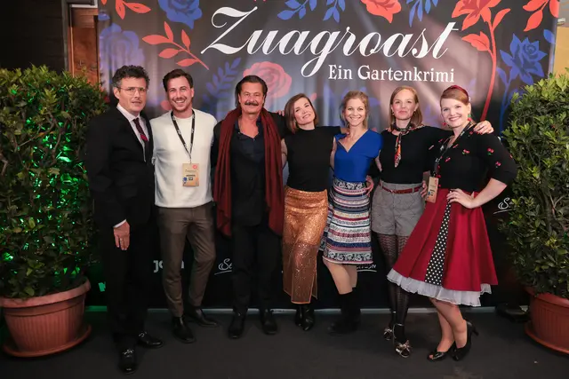 Starbesetzte Schauspieler-Riege: Manuel Rubey, Pascal Giefing, Michael Dangl, Mona Kospach, Hilde Dalik, Julia Koch und Corinna Pumm (v.l.). | Foto: JOYN/Monika Fellner
