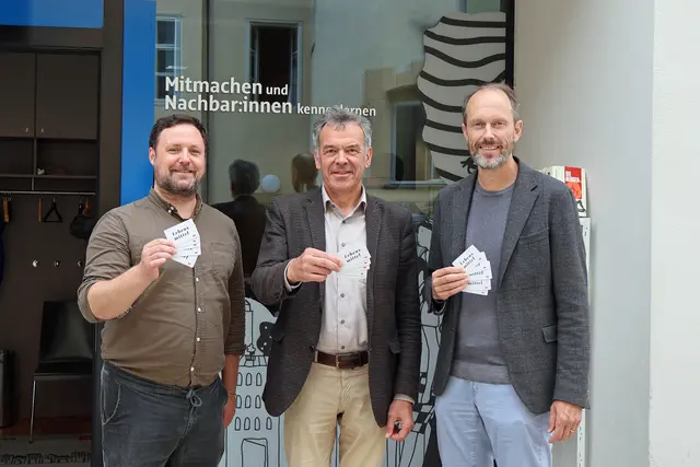Die Steuerungsgruppe des Forschungsprojekts EU City Count Homelessness mit Vizebürgermeister Georg Willi (zuständig für Soziales) und Projektleiter Dr. Philipp Schnell (ÖAW) traf sich im Stadtteiltreff Wilten. Das Lebensmittelunternehmen MPREIS, vertreten durch Geschäftsführer David Mölk (r.), unterstützt die Maßnahme mit Einkaufsgutscheinen. | Foto: © M. Freinhofer