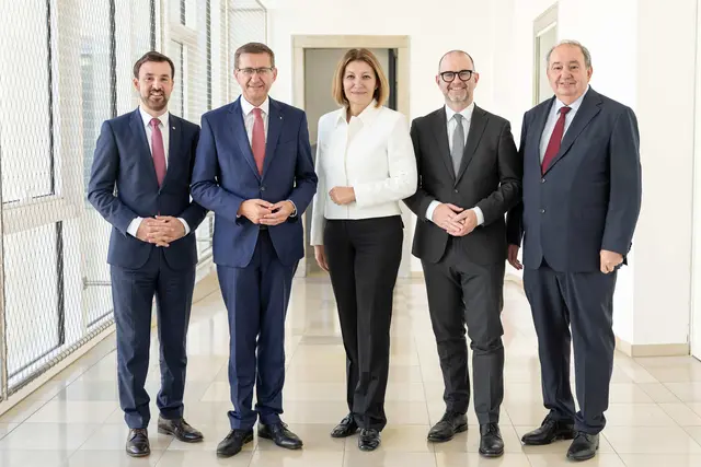 Von links: Alexander Kirchner, CTO Energie AG, Wirtschafts-Landesrat Markus Achleitner, Susanna Zapreva, Vorständin Verbund AG, Dietmar Prammer, Bürgermeister der Stadt Linz, und Erich Haider, Generaldirektor der Linz AG. | Foto: Land OÖ/Spenlingwimmer,