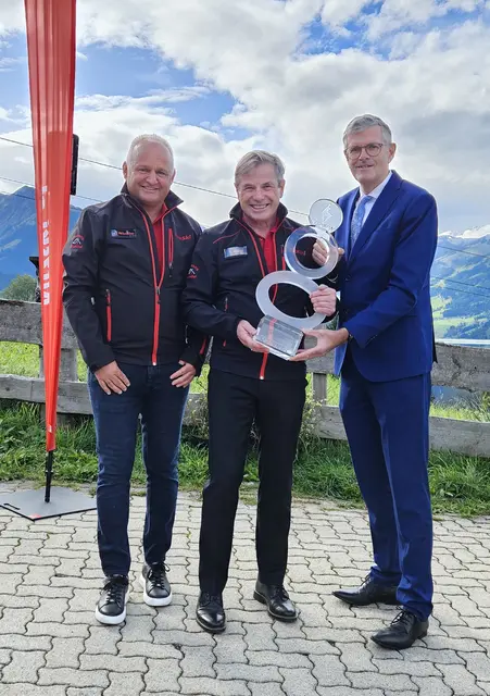 Award in Platin für die Bergbahn Kitzbühel: Christian Wörister, Anton Bodner und Klaus Winkler (v. li.). | Foto: KitzSki
